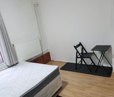 Studio Flat, Green Lane, IG3 - Photo 5
