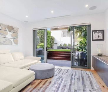 Architect designed family home Capturing sweeping north-easterly ocean views positioned in a serene cul-de-sac - Photo 2