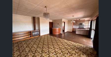 CHARACTER RESIDENCE WITH GENEROUS SPACE - Photo 2