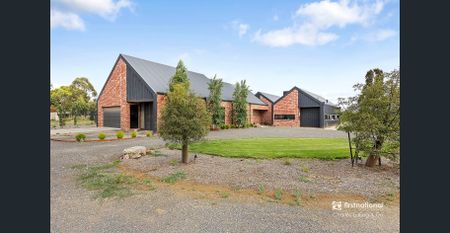 Timeless Design Meets Curated Luxury – Just 5km from Echuca - Photo 2