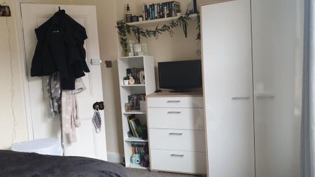 4 bedroom terraced house to rent - Photo 4