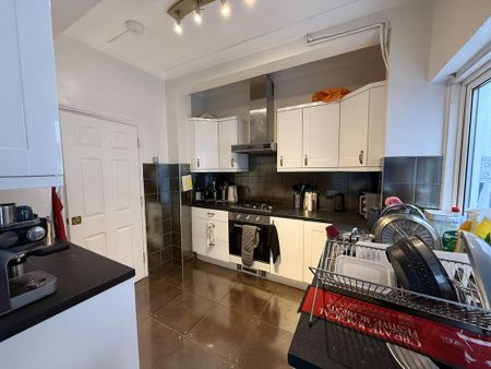 4 bedroom semi-detached house to rent - Photo 4