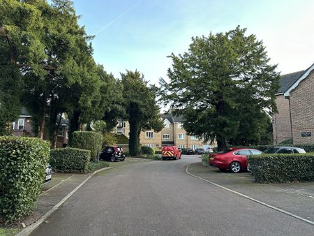 WONDERFUL TOP FLOOR 2 BEDROOM APARTMENT TO RENT IN ENFIELD - Photo 5