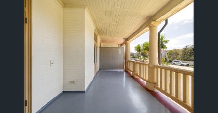 Modern home in landmark conversion with water views - Photo 3