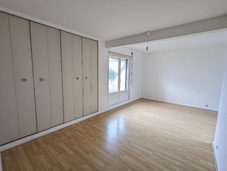 Location Appartement 4 pièces 131m² CHAMALIERES 63400 - Photo 3