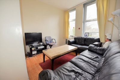 3 bedroom Flat in Hollybank, Leeds - Photo 2