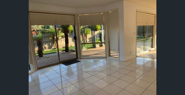 Large 4 Bed Plus Study Family Home Opposite Hillsmeade Primary - Photo 1