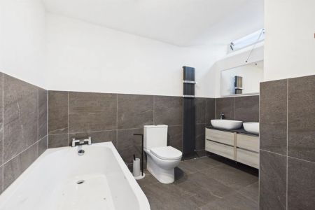 Apt 1, Pier House, 1 Seafront Road - Photo 4