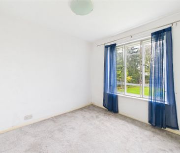 3 bedroom Bungalow in Barkham Road, Wokingham - Photo 2