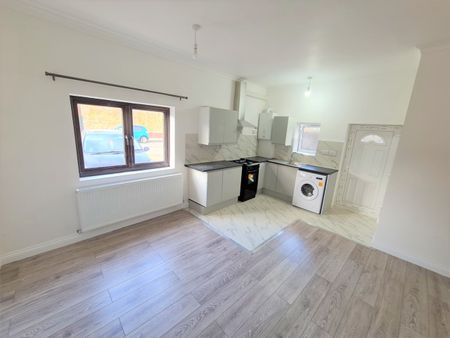 1 Bed Flat, Littlemoor Road, IG1 - Photo 3