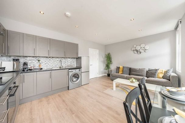 Regina Road, W13, London - Photo 1