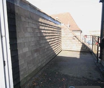 2 bedroom maisonette to rent - Photo 2