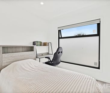Modern, Stylish with Garage conversion - Photo 5