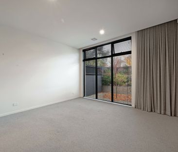 Executive style living - Photo 3