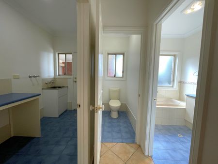 Only 400m to Coles Shopping Centre - Easy care home in great location - Photo 3
