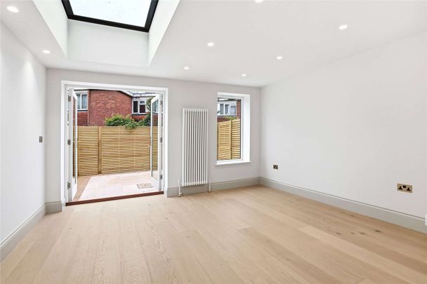 Fully renovated three to four bedroom house with a patio garden, located in Elephant and Castle. - Photo 1