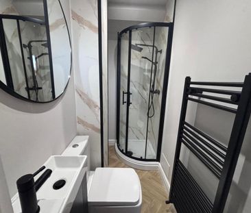 8 bedroom house of multiple occupation to rent - Photo 4