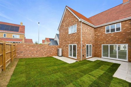 An impressive double fronted brand newly built four bedroom family home - Photo 4