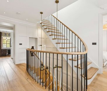 A stylishly designed five bedroom family home - Photo 5