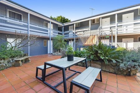 Meticulously kept apartment offers private living in convenient location. - Photo 4