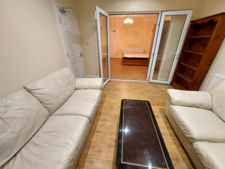 1 bedroom in a house share to rent - Photo 3