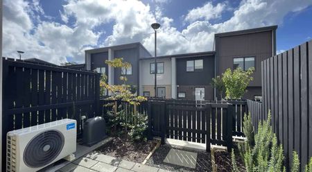 Modern 2 Bedrooms Low Maintenance - Photo 3