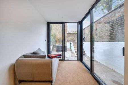 4 bedroom end of terrace house to rent - Photo 2