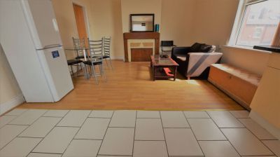 1 bedroom Flat in Cardigan Road, Leeds - Photo 2