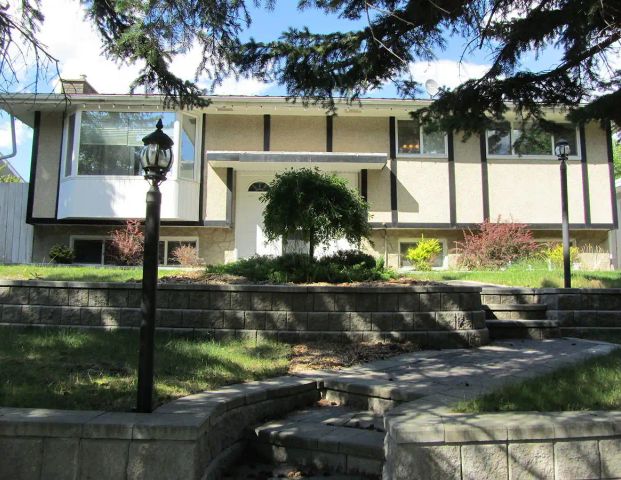 AVAILABLE! VARSITY (MARKET MALL, 3 Schools, UofC, HOSPITALS, TRANSIT) — 4 Bedrooms+ Den House - Photo 1