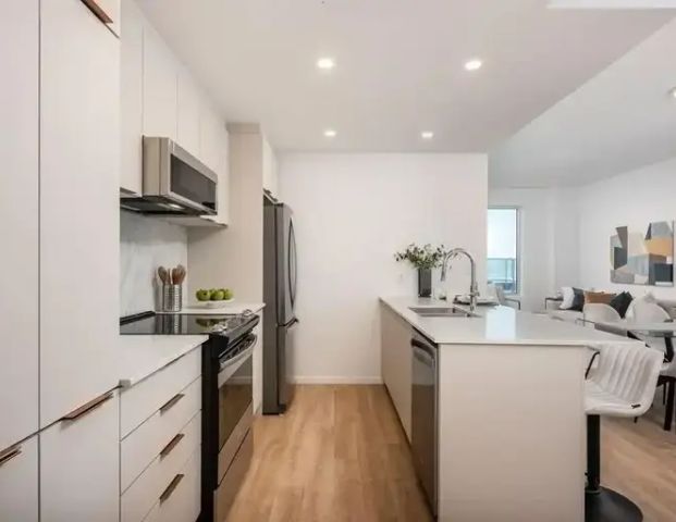 Westbury | 6993 decarie, Montreal - Photo 1