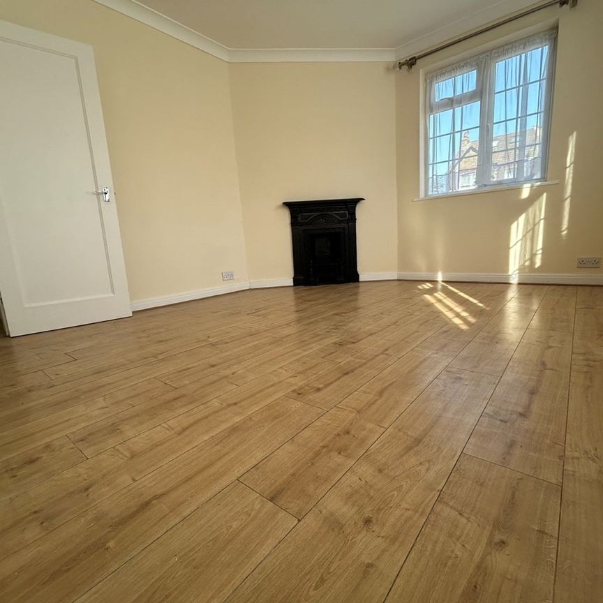 2 Bed Flat, Arnos Grove Court, N11 - Photo 1
