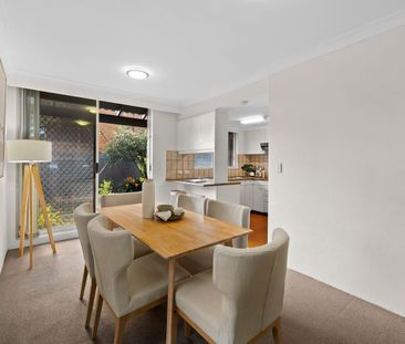 Bright & Sunny Two bedroom Townhouse with Double lockup garage - Photo 6