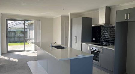 Popular Pukekohe home - Photo 2