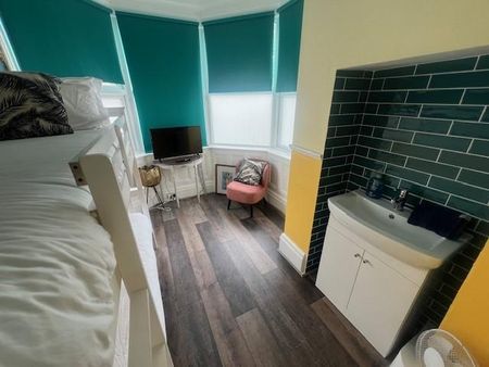 2 bedroom flat to rent - Photo 4