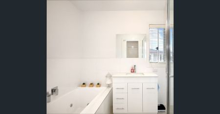 Stunning Three Bedroom Townhouse - Photo 3