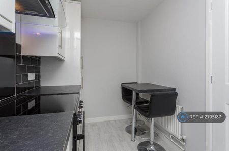 2 bedroom end of terrace house to rent - Photo 5