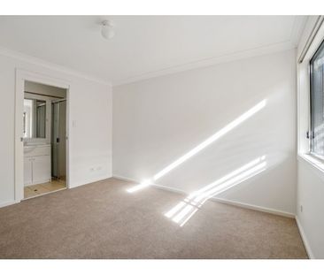 Bright and Airy Three Bedroom Townhouse - Photo 1