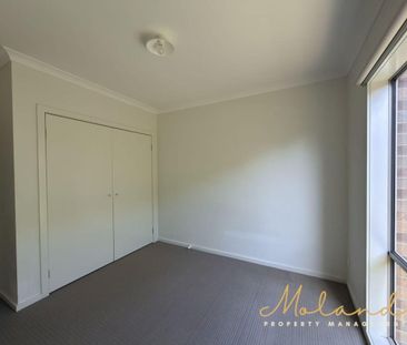 Bright, Spacious & Perfectly Located Family Home in Point Cook - Photo 4