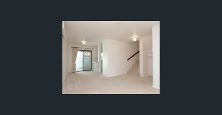 Spacious Townhouse - Photo 3