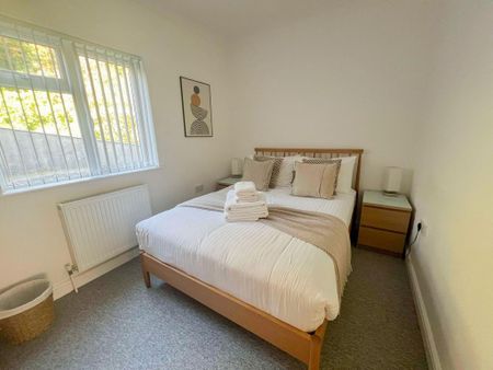 3 bedroom flat to rent - Photo 4