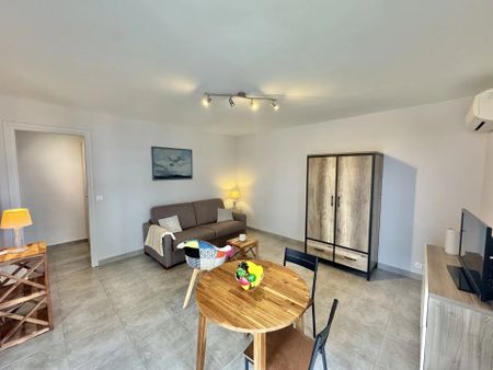 CANNES – PALM BEACH | STUDIO MEUBLÉ DE 27 M² AVEC TERRASSE DE 9 M², APERÇU MER ET CAVE – LOCATION À L’ANNÉE - Photo 2