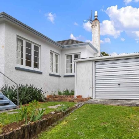 Spacious 3 -bedroom home in desirable Kensington - Photo 4