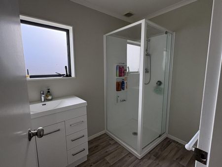 Spacious Four-Bedroom Townhouse - Hamilton East - Photo 3