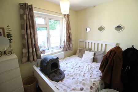 2 bedroom semi-detached bungalow to rent - Photo 2