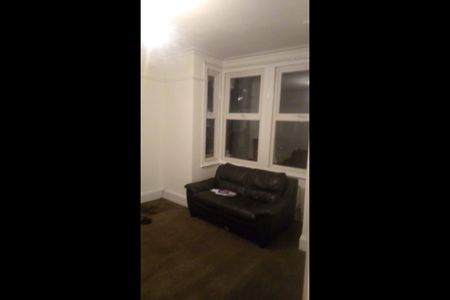 4 Bed Terraced House, Macaulay Road, E6 - Photo 3