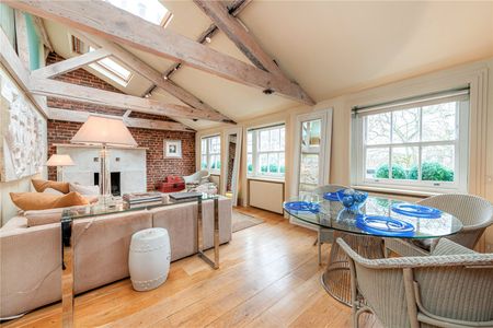 Spacious and Bright Penthouse on a Prime London Square - Photo 2