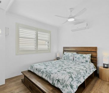 Stylishly Renovated 2-Bedroom Apartment by the Beach - Photo 5