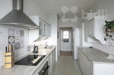 k pronájmu světlý byt 3+1 s prosklenou lodžií a úchvatným panoramatickým výhledem na celou Prahu. - Photo 4