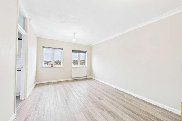 Shifford Crescent, Maidenhead, SL6 - Photo 1