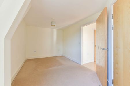 Central Walk, Station Approach - Photo 2